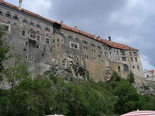 お城が岩壁と一体化してる！