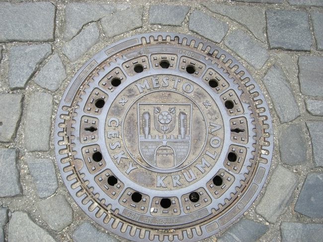 マンホール。<br /><br />チェスキークルムロフでは、<br />よくバラ（パンジーに見えなくもない）のマークを<br />見かけます。<br />ここの町のしるしだったか、当主のしるしだったか？<br /><br />マンホールの真ん中にもちっちゃくあるよ♪