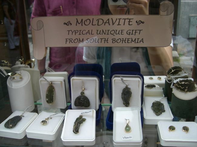 途中、宝石屋さんのショーウィンドウを覘いたり。<br /><br />このあたりで有名な<br />モルドバイト？かモルダバイトっていう<br />深緑色の石です。<br />すごくキレイなんだけど、<br />こういう系にはあまり興味がないので、<br />写真ダケ。