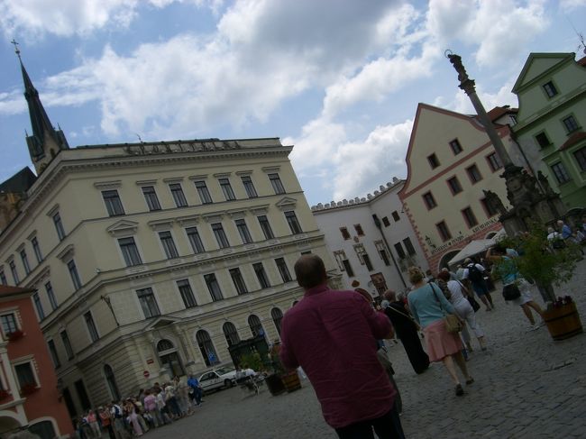 町の中心、<br />スヴォルノスティ広場。<br /><br />ピンクおじさんがフレームイン(笑）<br /><br />３６０度、それぞれ違ったデザインの建物に囲まれた<br />かわいい広場♪