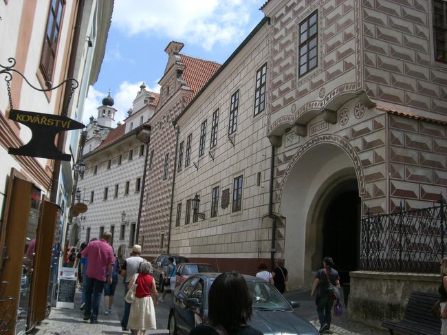 そうそう、<br />ここは、だまし絵だらけ。<br />これ、レンガの壁じゃなくて、<br />レンガ模様の壁。