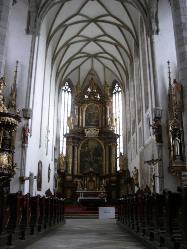 聖ヴィート教会<br /><br />こじんまりしてるけど、<br />奥の祭壇に引き込まれました。