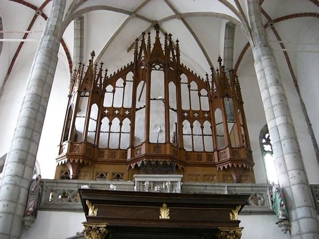 祭壇の反対、<br />後ろには修復中の大オルガン。<br /><br />空っぽ。