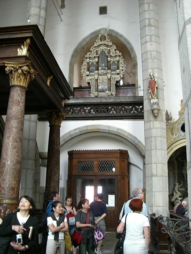 普段使ってる小オルガンは<br />入口の上に。