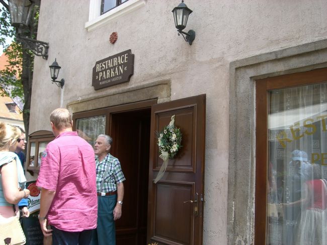 お昼ごはんの時間です！！<br /><br />チェスキークルムロフに着いて、<br />ガイドのおじさん（緑の服の人）が<br />「いいレストランがあるんだ！」<br />って予約をしてくれてました！<br /><br />ＰＡＲＫＡＮ<br />レストランとペンションもやってるみたい