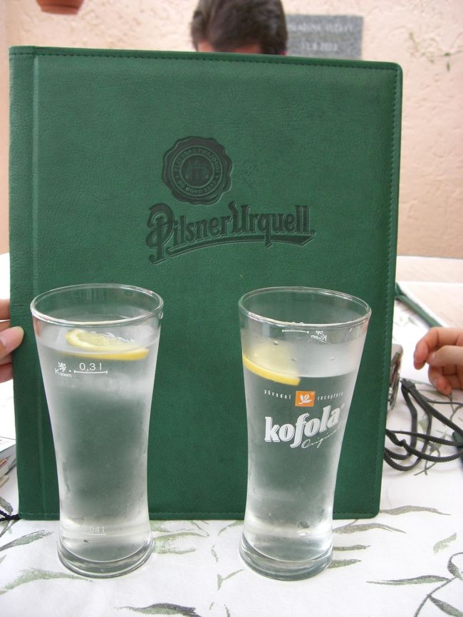 お水のグラスに「０．３ｌ」のしるし。<br />メモリ付きのグラスを<br />チェコではよく見かけます