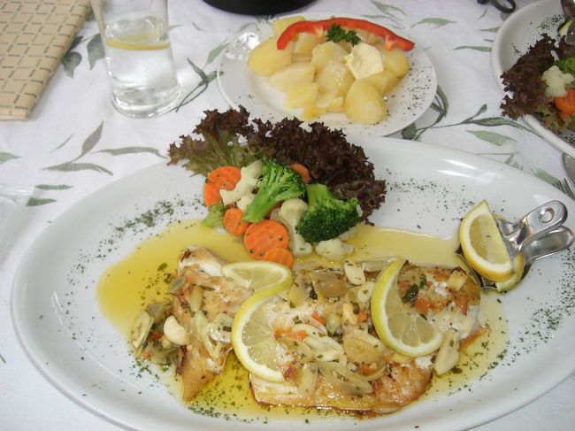 来ました！！<br /><br />Fish pike-perch with Garlic：３００Kc<br />（さっきのはく製の魚。マスかな？）<br />ポテト付き！<br /><br />相方は<br />Filled pork slice (cheese,ham) Gordon Bleu<br />（薄切りのポークにチーズとハムをはさんだカツ）<br />２００Kc<br /><br />両方とも「オススメ」を尋ねたんですけど、<br />めちゃめちゃおいしいかったです。<br />今回の旅行で一番！<br />ちょっと高いかもしれないけど、場所もいいし納得！<br /><br /><br /><br />