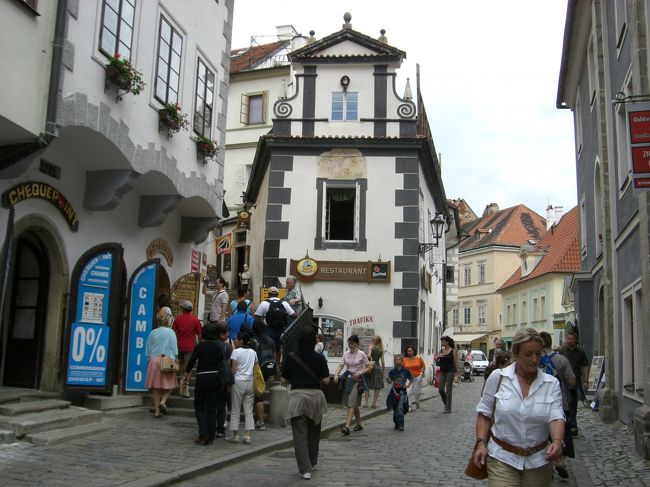 いざ、<br />チェスキークルムロフ城へ！<br /><br />左の小路がお城への入口です！