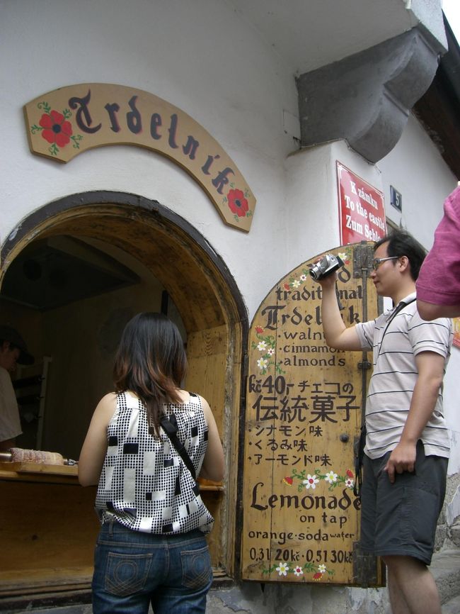 一回通り過ぎたんだけど、<br />いい匂いに戻ってきてしまいました♪<br /><br />上の写真の路地の分かれている所の左側にあります。<br />日本語があり、<br />さらに味が３種類あるのに気付いたのは<br />日本で写真をプリントした時。