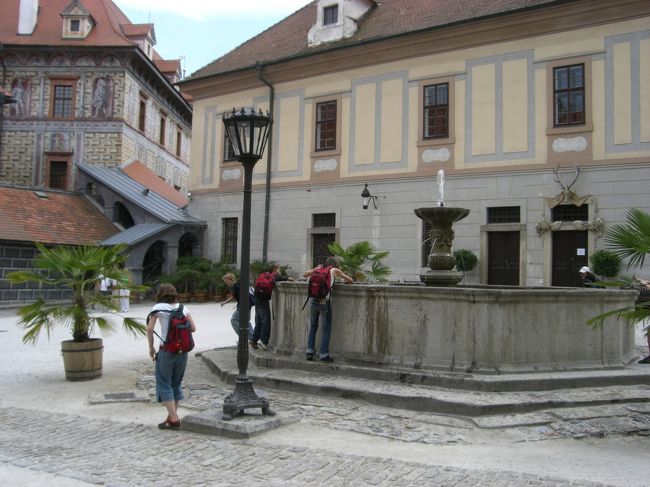 第一の中庭。<br /><br />噴水で遠足の子供たちが<br />水を掛け合って遊んでます！