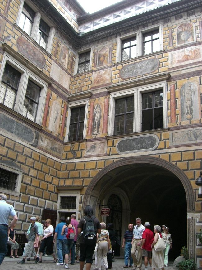 第２の中庭。<br /><br />お城のツアーが始まるのをここで待ちます。<br />だまし絵がすごいな！<br />待ってる間にチェスキークルムロフのガイドブックやポストカードをお買い上げ。<br /><br />お城の内部は写真撮影禁止。<br />一部屋進むごとに施錠をされていく<br />念のいれよう！<br /><br />たくさんある部屋、それぞれに特徴があって、<br />おもしろかった！<br />チェコ訛りの英語で、しかも、<br />新米ガイドさんだったので、<br />分かりにくかったけど、<br />私たちのおじいちゃんガイドが<br />「分かった？」ってゆっくり英語で<br />フォローしてくれたり、<br />さっき買った日本語ガイドを見比べながら、<br />がんばりました！<br /><br />最後の方の舞踏会の間？みたいなの、<br />おもしろいですよ〜！<br />鏡にまで壁の絵がはみでていたり、<br />腹踊りのおじさんの絵がかいてあったり（笑）<br />