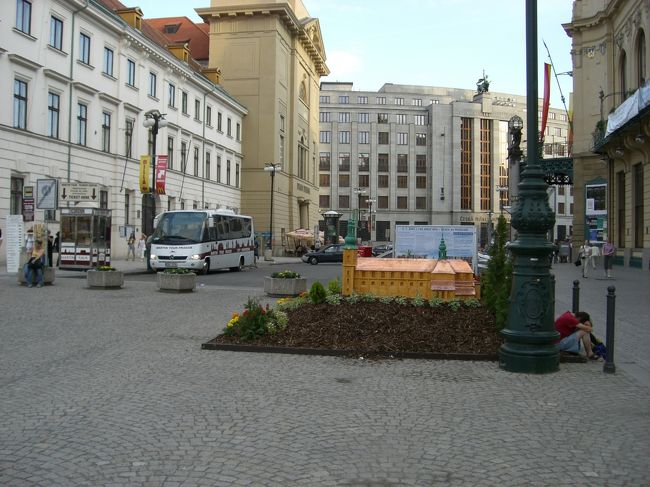 元の場所に帰ってきました。<br /><br />左のバスが見えますか？<br />バスのさらに左にある小さなブースが、<br />チケット売り場・バス乗り場です。<br /><br />写真の右側が市民劇場で、<br />さらに右奥に見えないけど、火薬塔があります。<br />場所、分かるかな？<br /><br />チケット売り場兼バス乗り場は、<br />他に３か所、計４か所、いずれも町の中心にあり、<br />予約時に好きなところを指定できます！<br /><br />１０時間、バス・英語ガイド付き、<br />チェスキークルムロフ城ガイドツアー含む、<br />昼食代除く<br />で１４５０Kcもしくは５４€でした。<br /><br />自由時間はなかったのですが、<br />お昼ごはんの時間がかなり長かったので、<br />お昼ごはんをみんなと食べずに<br />街歩きを楽しんだ人もいましたよ！<br />チェスキークルムロフの街で行きたかったお店に<br />行けなかったのですけど、<br />いろんな国（アメリカ・ブラジル・ロシア・スペイン）<br />の人とツアーを回れたのはいい経験でしたし、<br />ごはんもおいしくて、満足♪<br />