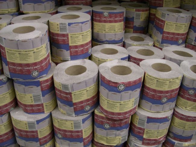 チェコのトイレットペーパーは<br />ホテルでもこんな「ざらばんし」色でした。<br />でも、意外と柔らかい！<br /><br />