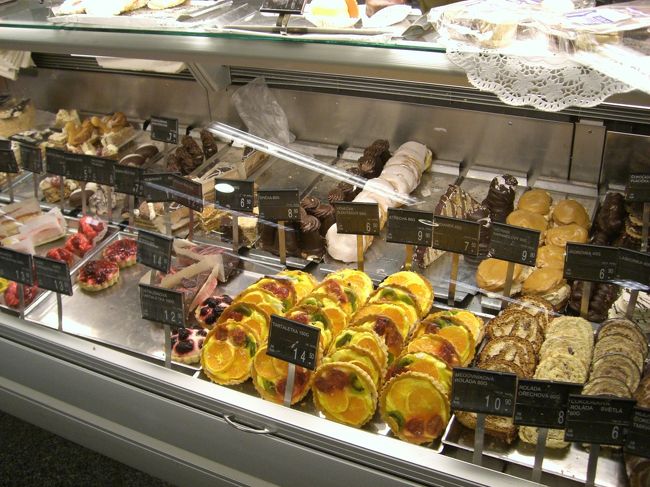 このフルーツタルトに釘付け。<br /><br />指差しで１個お持ち帰り〜♪１４．５０KC<br /><br />期待通りで、<br />中のクリームもおいしかった！