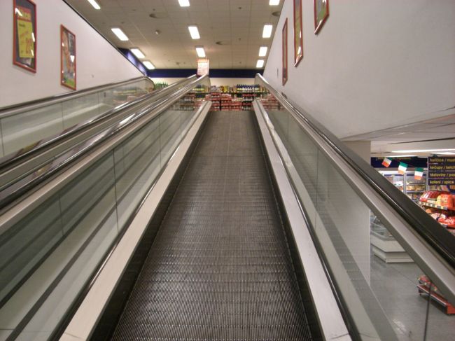 これ、うちの近所のスーパーにはないんだけど、<br />カートを押して<br />そのまま上下階へ移動できるエスカレーター。<br />いい！！って思った。