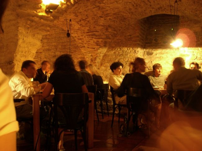 夜ごはんはベツレヘム礼拝堂の裏にある、<br />洞窟レストラン<br />ＫＬＵＢ　ＡＲＣＨＩＴＥＫＴＵ<br />いい雰囲気〜。<br />入口は目立たないんだけど、<br />中はいっぱい！<br /><br />ショップカードに<br />www.klubarchitektu.com<br />って書いてあったけど、<br />今、見れない・・・。。。