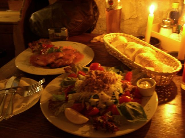 チキンソテーとツナサラダ、<br />ビールとジュースを注文。<br />暗くてスミマセン。<br /><br />Tuna Salad XL:150Kc<br />Chicken Wrapped Fillets:170Kc<br />Fruit Juice 2dl:40Kc<br />Golden Pheasant 0.5l:40Kc<br /><br />ツナサラダ、ＸＬって・・今レシート見て気づいた。<br />サイズ選べたのか！？<br />全部おいしかったですよ〜♪<br />でも、さすがにＸＬ、<br />途中で飽きてきて、<br />なぜかあったKIKKOMANのしょうゆ（かなり薄口）で<br />味を変えて食べてました。<br /><br />やっぱ、しょうゆ味！！