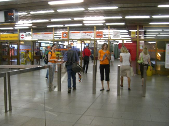 電車の時間までしばらくあるので、<br />ちょっくら朝のお散歩♪<br /><br />プラハの地下鉄の駅では、<br />タダで新聞（と思われるもの）が配られてます！