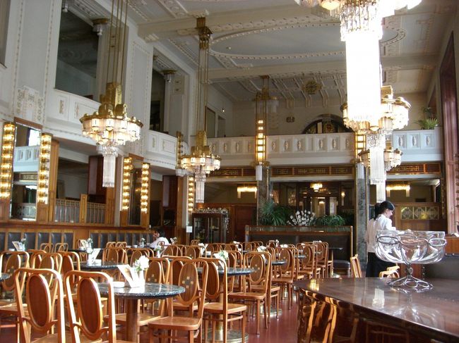 やってきたのはオベツニ・ドゥーム<br /><br />朝早かったので、<br />お客さんは他にビジネスマン風の人がひとり。<br /><br />朝日が入り込んで、<br />ＢＧＭはエンヤ♪<br /><br />さわやか〜〜