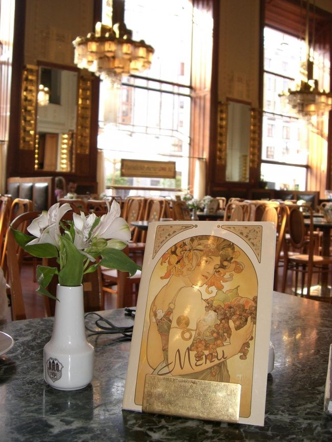 ホテルで朝ごはんをいただいてきたのですが、<br /><br />Home-made ginger bread with Strawberry sauce <br />  and whipped cream:2.8€/95Kc<br />Cafe au lait:2.8€/75Kc<br /><br />写真はないけど、朝から贅沢な気分♪