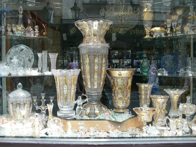 プラハの街とのお別れを惜しんで、<br />うろうろ〜<br /><br />買えないので写真だけの<br />ボヘミアングラス