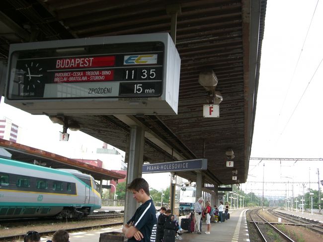 もう、人が待ってます。<br />前を通過する電車の写真を撮ったりしてると、<br /><br />「私の写真を撮ってくれ！」<br />と、また、アジア人な私が英語で<br />一人旅風欧米のオジサンに頼まれる。