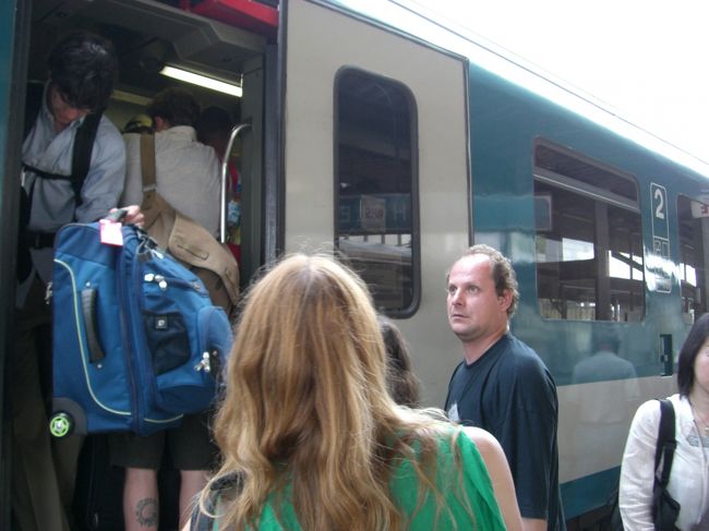 電車が来た！！<br /><br />乗り込もうと思うと、<br />アジア人で駅員でもない私に<br />フルムーン風欧米人カップルのオジサンに英語で<br />「１等車はどっちだ？」<br />と尋ねられる。<br />さっき確認してたところだから、<br />「前だよ。」と教えてあげる。<br /><br />なんか、声をかけられたの今日だけで朝から３人目。<br />「なんで私に声をかけるんやろ？」<br />と思ったけど、<br />「でも、全部答えてあげられてるし、<br />　彼ら、聞く人間違ってないよなぁ。」と相方。<br />確かに・・・。