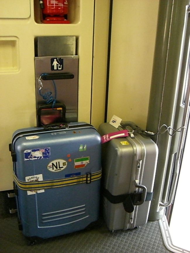 日本の電車と違って、<br />ホームと電車の高低差が大きくて、<br />私たち、自分の荷物を持ち上げられませんでした…。<br /><br />他の人が雇ったポーターさんが手伝ってくれて<br />助かった〜！<br />チェコ人、いい人〜♪<br />好印象で終わった、チェコでした。<br /><br />車内では、荷物はみんな、<br />棚の上か、座席の間に入れてるんだけど、<br />もちろん棚の上に持ち上げられるわけもなく、<br />座席の間に入るサイズでもなかったので、<br />ドアに固定しました！<br /><br />インドの寝台列車用に１００均で買った<br />ワイヤーロックが役に立った(^0^)v<br /><br />でも、こんな方法がめずらしいのか、<br />そこにあるのがジャマなのか、<br />車内を移動する人みんなが、<br />通り過ぎる度に振り返って見ていきました。