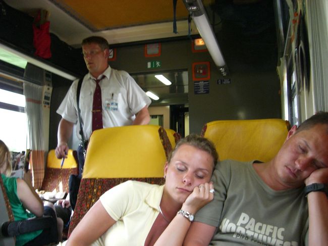 チェコの車掌さんと<br />向かいの席のカップル