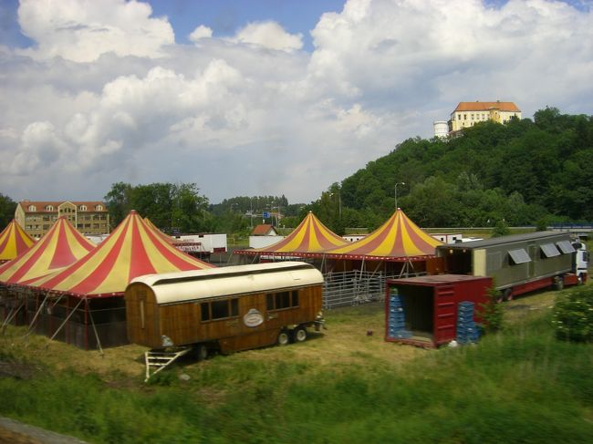 車窓から：<br />丘の上にお城〜♪<br />って思ったら、麓では何かのイベント？