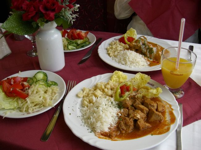 憧れの食堂車でのお食事♪<br /><br />ポークのグラーシュ：２８７Kc<br />チキンのグラーシュ：２８７Kc<br /><br />お支払いは、ユーロでもチェココルナでも<br />ハンガリーフォリントでもＯＫ！