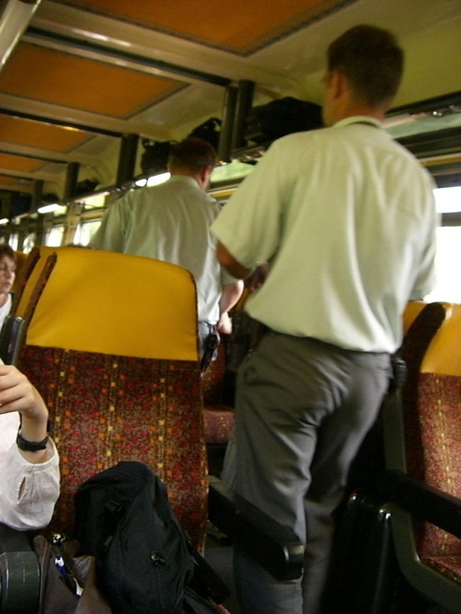 passport control<br /><br />Ｎｏ！って怒られて、<br />怖いから後姿。