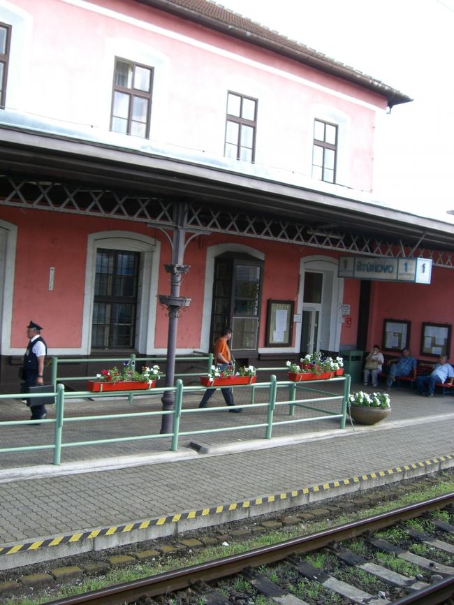 停車時間が長く、<br />Passport　Controlの人が乗り込むために<br />ドアが開いてたので、<br />そこから撮りました。<br /><br />そしたら、現地の学生？と思われる人達に、<br />逆に写メされてました。<br />国境の町で、アジア人がめずらしいのかな？