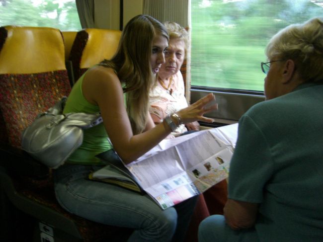 ハンガリーに入国したところで、<br />ツーリストインフォメーションのお姉ちゃんが、<br />ひと組ずつ<br />「ブダペストで分からないことはない？」って<br />訪ねてくれます！<br /><br />私たちはホテルへの行き方を尋ねました。<br />お隣のおばちゃんは熱心に<br />１５分位いろいろ聞いてたよ。