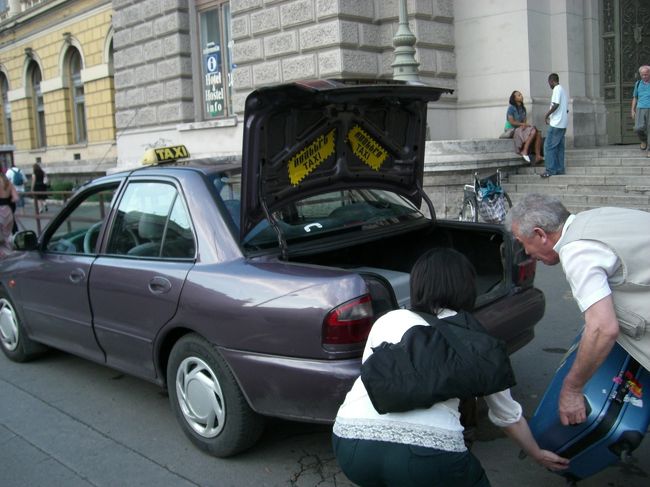 でも、疲れちゃって、<br />近づいてきたタクシーに乗っちゃった。<br /><br />「近づいてきた」ってのがポイント。<br /><br />乗っちゃダメですよ！！<br />メーター触るわ、<br />メーターの金額×人数を請求するわ！！<br /><br />正しいメーターがどれくらいか分からないから、<br />ここは泣き寝入りしましたけど、<br />メーターの金額を渡したら、<br />「２人だから、もう1人分いる」<br />とか言いだす。<br />「メーター！！」と言って、<br />チップなし、メーター分キッチリだけ渡して<br />ホテルに入って行ったら、<br />それ以上なんにも言ってこなかったから、<br />チップ代の儲けもあるはず。<br />ホテルから戻る前にもメーター触ってたし・・・。<br />