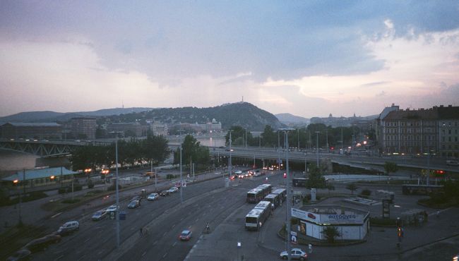 ホテルの窓から<br /><br />Ｍｅｒｃｕｒｅ<br />ＢＵＤＡＰＥＳＴ　ＤＵＮＡ<br />ＤＵＮＡってドナウ川のことっぽいね。<br /><br />フロントのお兄ちゃんが、<br />私たちの前のおじちゃん達の処理に手間取り、<br />チェックインに２０分くらいは待たされたけど、<br />リバービューです♪<br />真ん中がゲッレールトの丘、右奥には王宮。<br />ホテルの前はトラムやバス・郊外電車が集まる<br />ターミナル。<br /><br />ちなみにこのお兄ちゃん、<br />焦ったあまり、<br />私たちにチェックインの用紙を書かせるのを<br />忘れてしまったみたいで、<br />朝一にフロントに来るように、<br />メッセージが入ってました(^0^A)ガンバレ