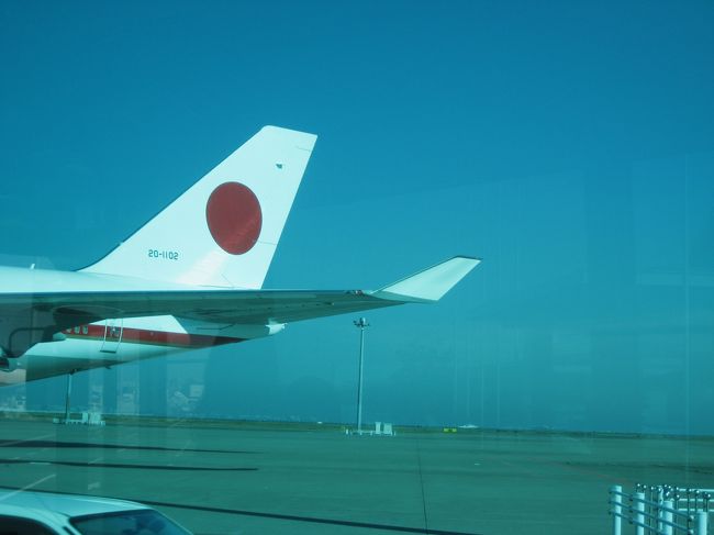 羽田->高松は、沖止めだったのでバス移動中に撮影しました。ウイングレット白いのね。<br /><br />スタアラゴールドで優先搭乗したのだが、乗り終わるとバスはすぐ発車しちゃうことを、今日知った。3歳未満の子供を連れてる家族と、スタアラゴールドメンバーだけの貸切状態。スタアラ優先搭乗は、俺だけ・・・。ガソリン代高騰しているんだから、他のお客さんも乗せればいいのに。