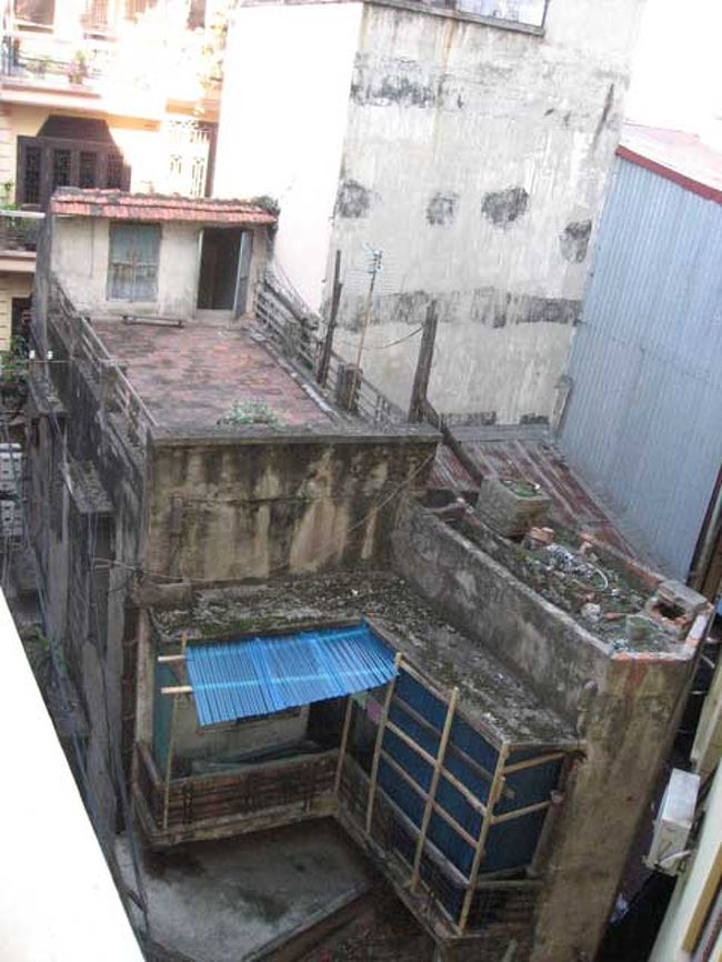 ホテルの横を見ると、古い建物が・・・<br />結構古い建物と、新しい建物が混在している旧市街です。