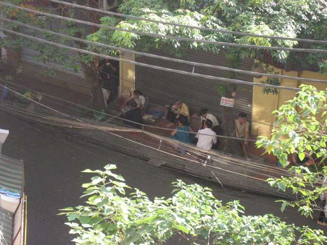 ハノイの朝で目立つのは、路上の屋台。<br />看板もなければ、何もない場所に突如屋台がオープン。大体、毎日同じ人が、同じ場所で商売をするみたいです。だから、看板とかもあんまりいらないのかもしれませんね。
