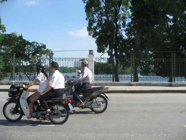 ハノイの出勤風景。<br />やはりベトナム、バイクが多いです。