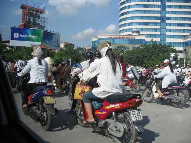 大きい交差点の風景。<br />ものすごい交通量です。<br />車よりもバイクの方が多く、バイクがちょこちょこと動くため、車はゆっくり慎重に進む。