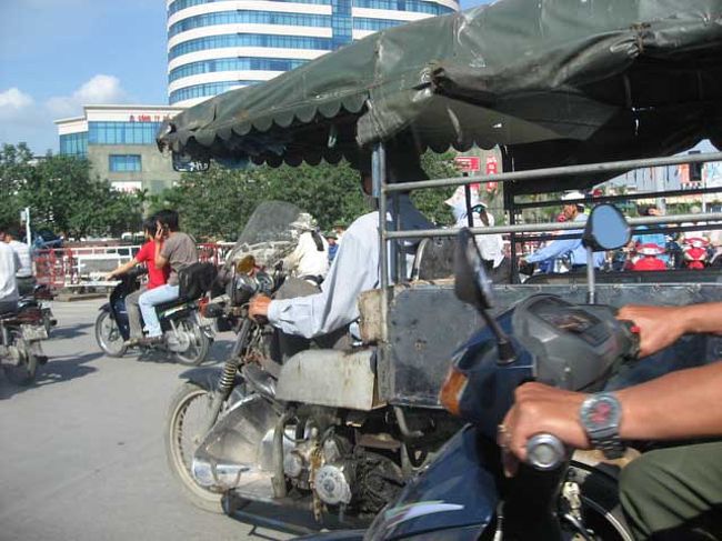 日本では見慣れない、乗り物も走っていました。<br />バイクですが、後ろは車のように荷台が付いてます。<br />そして、かなりの年代物に見えます。