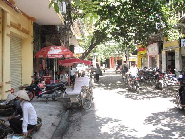 旧市街の朝の風景。<br />意外に賑やかです。<br />まだ道に並ぶお店はやっていませんが、路上に屋台が出ているので、それ目当てのお客さんが、行き来しています。