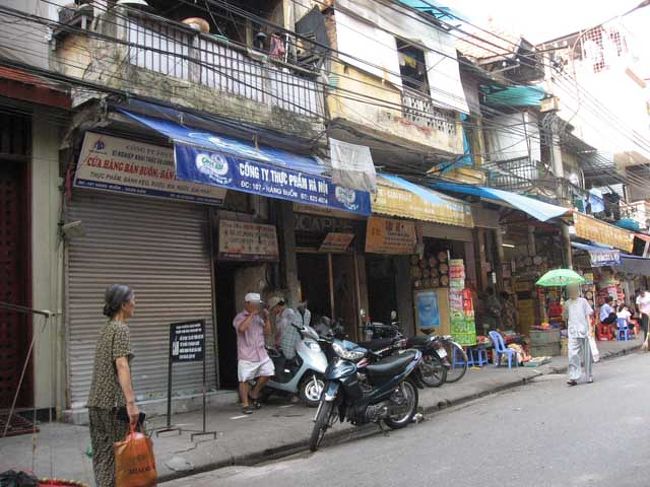 ある日の午前８時。<br />老婦人がお散歩中。<br />なんか、パステルグリーンの傘が、綺麗でした。