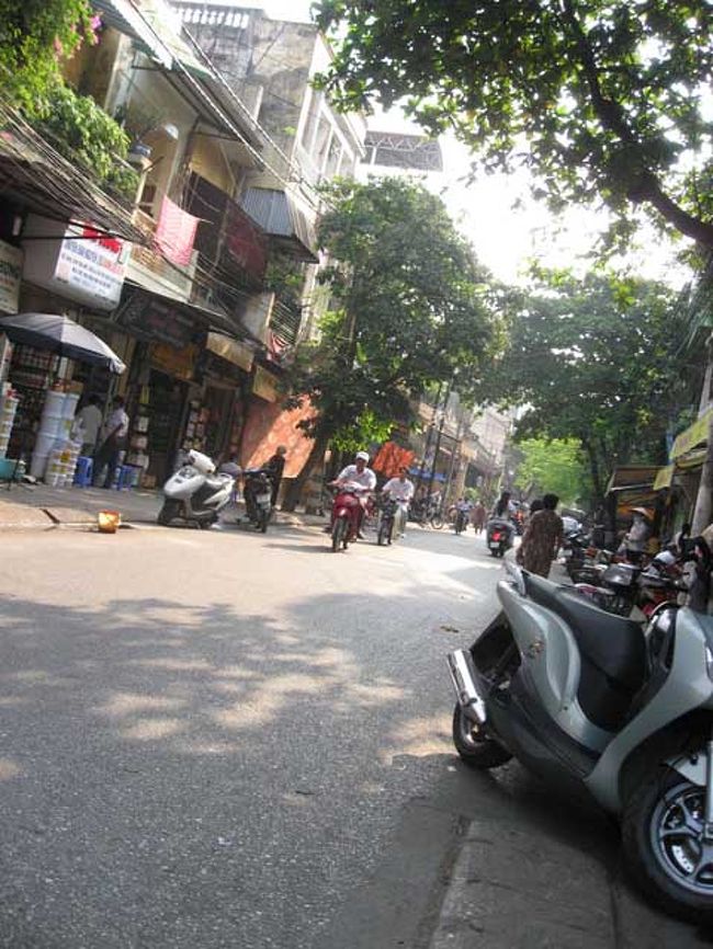 旧市街の午前８時は、まだバイクの量も少ないです。