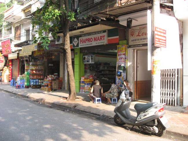 こちらでのコンビニ？！<br />ハプロマートは、朝早くから営業中。<br />便利な店です。