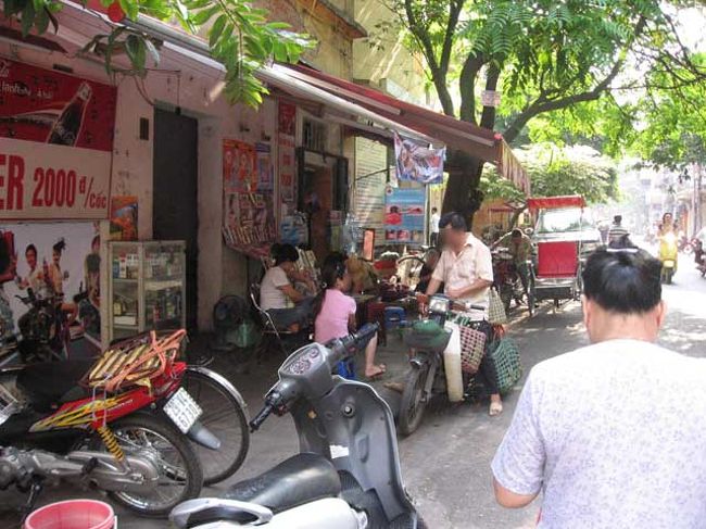 ベトナム女性は朝から元気。<br />朝も夜も、店先でお喋りしてる姿を、よく見かけます。