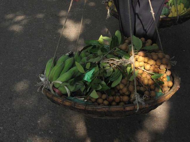 りゅうがんと、まだ青いバナナなどが積まれていました。<br />青いバナナはきっと、料理に使うんだろうな。