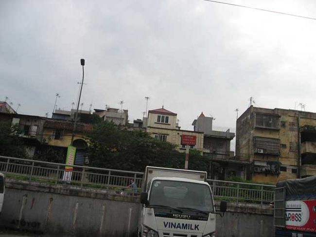 郊外の朝。<br />旧市街に比べると、郊外は車のが多いです。<br /><br />