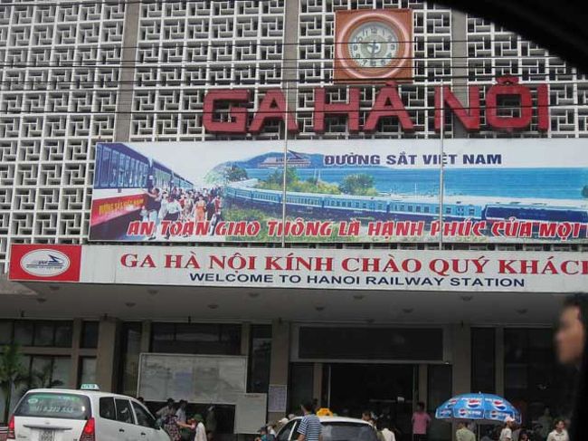 朝の　ハノイ中央駅。<br /><br />ハノイの中央駅は、ハノイの中心地から離れたところにあるので、タクシーで来るのが便利です。地元の人もタクシーや車を使って来ていました。<br /><br />構内は、人も少なく静かです。<br />きっと、電車が来る時間帯だけは、混むのかもしれませんが、電車の運行してる時間以外は空いてます。<br /><br />駅の各表示は、あんまり見やすいとは言えませんでした。人に聞きながら、切符を買うのがベストだと思います。<br /><br />ハノイの朝は、屋台が元気です。<br />気温的もまだすずしいので、ぶらぶらと、散歩にも適してる時間だと思います。